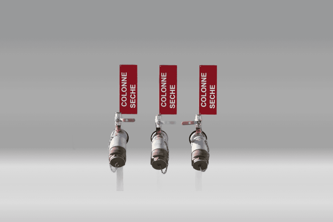Raccords d’alimentation de colonnes sèches avec leur signalisation, sur fond studio