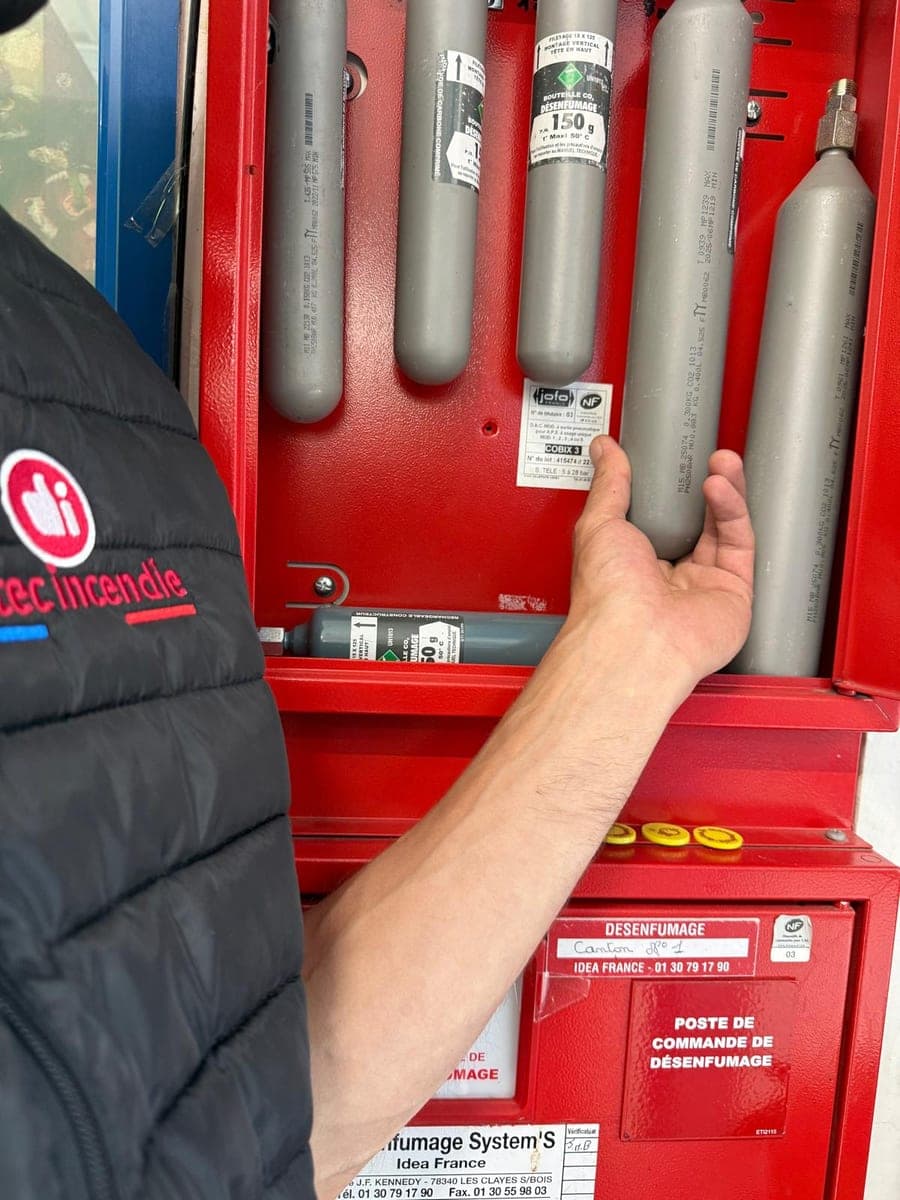 Vérification des cartouches CO2 d’un poste de commande de désenfumage par Détec Incendie