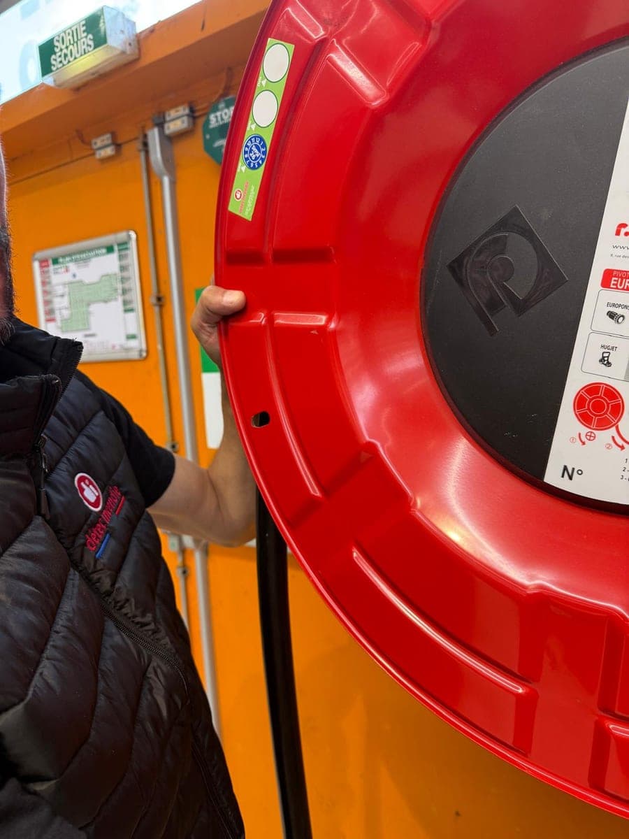 Contrôle d’un robinet d’incendie armé (RIA) par un technicien Détec Incendie